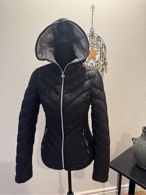 Laundry By Shelli Segal Black Quilted Hooded Puffer with Silver Lining
